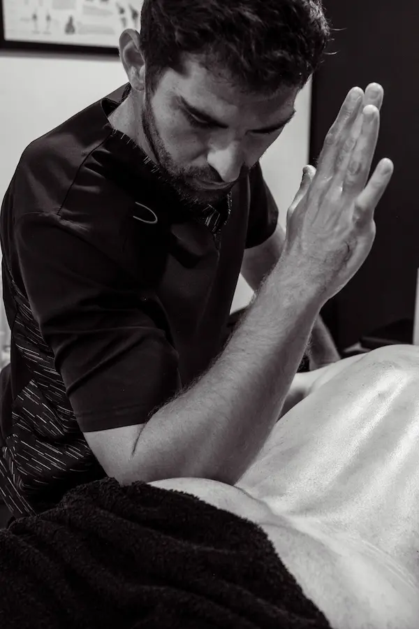 Adrián realizando masajes