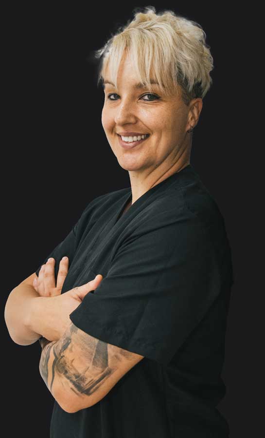 Imagen formal de Klaudia posando con brazos cruzados