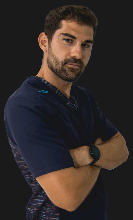 Imagen formal de Adrián posando con brazos cruzados