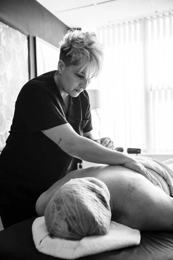 Imagen de Klaudia realizando un masaje a una clienta