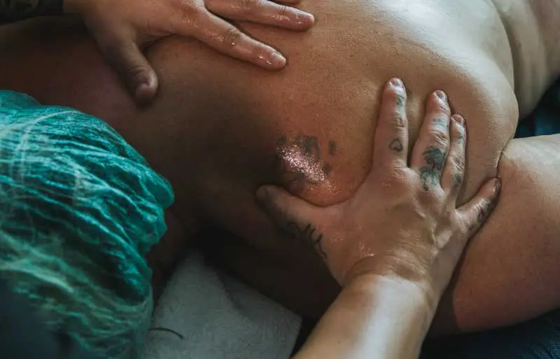 Manos masajeando fibromialgia